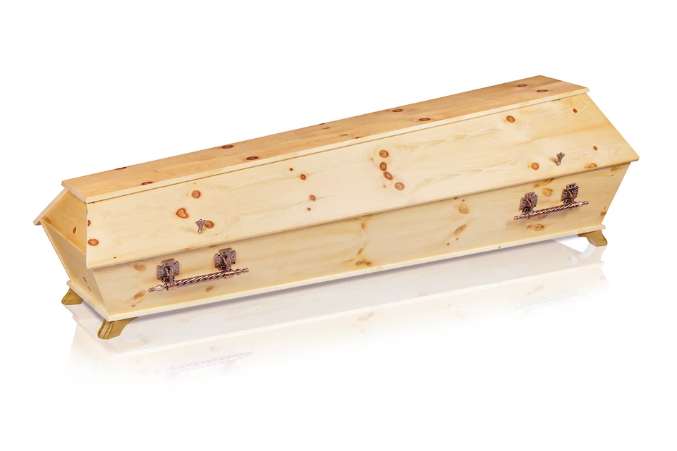 Ein einfacher Holzsarg aus Arve mit Metallgriffen für eine Erdbestattung.