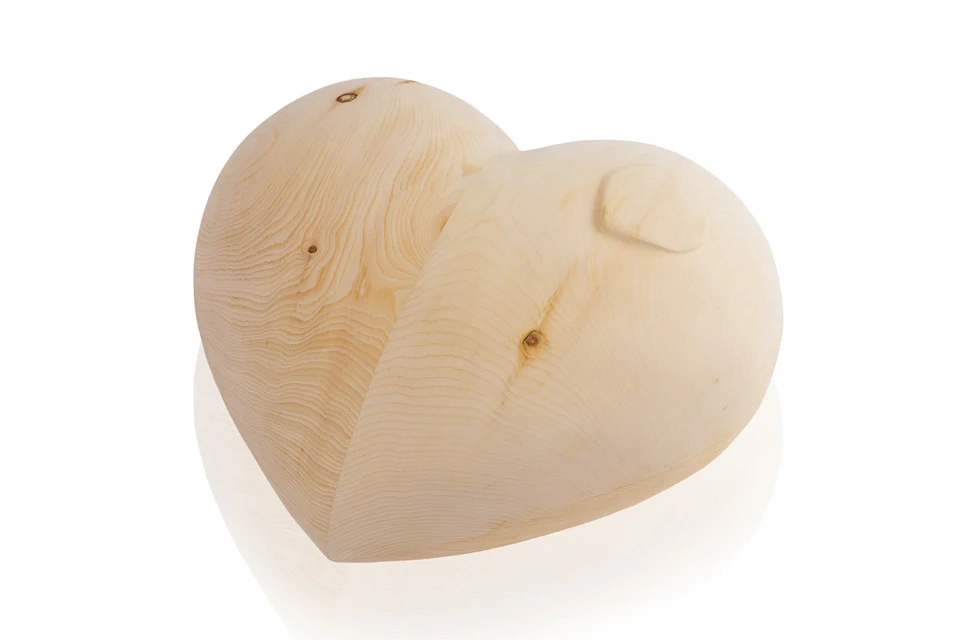 Eine herzförmige Holzurne aus Föhre mit natürlicher Holzmaserung und glatter Oberfläche.
